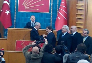 kenan nuhut chp çorum belediye başkan adayı kemal kılıçdaroğlu parti rozeti taktı (3)