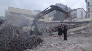 YIKIM YAPILAN BİNA İŞ MAKİNESİNİN ÜZERİNE ÇÖKTÜ: 1 ÖLÜ, 1 YARALI