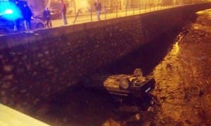 otomobil çaya uçtu