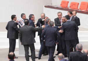 MECLİS KÜRSÜSÜNDE PANKART GERGİNLİĞİ CHP İSTANBUL MİLLETVEKİLİ ALİ ÖZGÜNDÜZ, MECLİS KÜRSÜSÜNE PANKART ASMAYA KALKINCA ORTALIK KARIŞTI