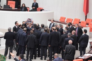 MECLİS KÜRSÜSÜNDE PANKART GERGİNLİĞİ CHP İSTANBUL MİLLETVEKİLİ ALİ ÖZGÜNDÜZ, MECLİS KÜRSÜSÜNE PANKART ASMAYA KALKINCA ORTALIK KARIŞTI