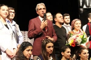 POLİS YAZDI, ÜNİVERSİTE ÖĞRENCİLERİ OYNADI 'BOŞ SANDALYE' ADLI TİYATRONU İLE CEHALETTEN AYDINLIĞA DİKKAT ÇEKTİLER SUÇA VE SOKAĞA İTİLEN ÇOCUKLARLA, AİLE İÇİ İLETİŞİME DİKKAT ÇEKİLEN OYUN BÜYÜK BEĞENİ TOPLADI İL EMNİYET MÜDÜRÜ SALİH ERKAN TARANCI: “ÇOCUKLARIMIZA ÖRNEK OLDUĞUMUZ GİBİ ONLARI DA TAKİP ETMEK ZORUNDAYIZ”
