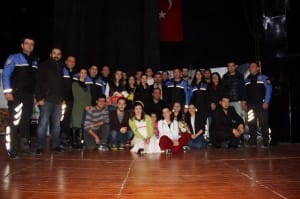 POLİS YAZDI, ÜNİVERSİTE ÖĞRENCİLERİ OYNADI 'BOŞ SANDALYE' ADLI TİYATRONU İLE CEHALETTEN AYDINLIĞA DİKKAT ÇEKTİLER SUÇA VE SOKAĞA İTİLEN ÇOCUKLARLA, AİLE İÇİ İLETİŞİME DİKKAT ÇEKİLEN OYUN BÜYÜK BEĞENİ TOPLADI İL EMNİYET MÜDÜRÜ SALİH ERKAN TARANCI: “ÇOCUKLARIMIZA ÖRNEK OLDUĞUMUZ GİBİ ONLARI DA TAKİP ETMEK ZORUNDAYIZ”