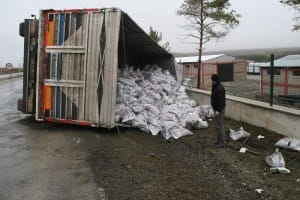 YOZGAT’TA KÖMÜR YÜKLÜ TIR DEVRİLDİ: 1 YARALI