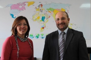 BU KAMPÜSTE BİR DÜNYA VAR 22 FARKLI ÜLKEDEN 95 YABANCI ÖĞRENCİSİ BULUNAN HİTİT ÜNİVERSİTESİ DÜNYA ÜNİVERSİTESİ OLMA YOLUNDA İLERLİYOR ULUSLARARASI İLİŞKİLER BİRİM BAŞKANI VE ERASMUS KOORDİNATÖRÜ YRD.. DOÇ. DR. GÖKÇE MEREY; “HEDEFİMİZ, HİTİT ÜNİVERSİTESİ’Nİ ULUSLARARASI ARENADA TANINAN VE DÜNYA ÜNİVERSİTELERİ İLE YARIŞAN BİR ÜNİVERSİTE HALİNE GETİRMEK” MEVLANA DEĞİŞİM PROGRAMI KOORDİNATÖRÜ DOÇ. DR. ABDURRAHMAN ASAN, “MEVLANA DEĞİŞİM PROGRAMI’NIN TEMEL ÖNCELİĞİ TÜRKİYE’Yİ YÜKSEK ÖĞRETİM ALANINDA BİR CAZİBE MERKEZİ HALİNE GETİRMEK”