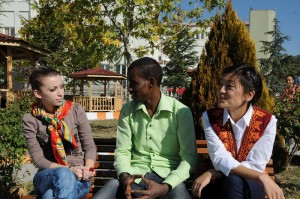 BU KAMPÜSTE BİR DÜNYA VAR 22 FARKLI ÜLKEDEN 95 YABANCI ÖĞRENCİSİ BULUNAN HİTİT ÜNİVERSİTESİ DÜNYA ÜNİVERSİTESİ OLMA YOLUNDA İLERLİYOR ULUSLARARASI İLİŞKİLER BİRİM BAŞKANI VE ERASMUS KOORDİNATÖRÜ YRD.. DOÇ. DR. GÖKÇE MEREY; “HEDEFİMİZ, HİTİT ÜNİVERSİTESİ’Nİ ULUSLARARASI ARENADA TANINAN VE DÜNYA ÜNİVERSİTELERİ İLE YARIŞAN BİR ÜNİVERSİTE HALİNE GETİRMEK” MEVLANA DEĞİŞİM PROGRAMI KOORDİNATÖRÜ DOÇ. DR. ABDURRAHMAN ASAN, “MEVLANA DEĞİŞİM PROGRAMI’NIN TEMEL ÖNCELİĞİ TÜRKİYE’Yİ YÜKSEK ÖĞRETİM ALANINDA BİR CAZİBE MERKEZİ HALİNE GETİRMEK”