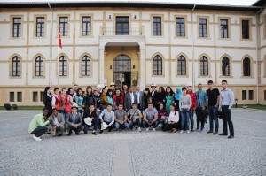 BU KAMPÜSTE BİR DÜNYA VAR 22 FARKLI ÜLKEDEN 95 YABANCI ÖĞRENCİSİ BULUNAN HİTİT ÜNİVERSİTESİ DÜNYA ÜNİVERSİTESİ OLMA YOLUNDA İLERLİYOR ULUSLARARASI İLİŞKİLER BİRİM BAŞKANI VE ERASMUS KOORDİNATÖRÜ YRD.. DOÇ. DR. GÖKÇE MEREY; “HEDEFİMİZ, HİTİT ÜNİVERSİTESİ’Nİ ULUSLARARASI ARENADA TANINAN VE DÜNYA ÜNİVERSİTELERİ İLE YARIŞAN BİR ÜNİVERSİTE HALİNE GETİRMEK” MEVLANA DEĞİŞİM PROGRAMI KOORDİNATÖRÜ DOÇ. DR. ABDURRAHMAN ASAN, “MEVLANA DEĞİŞİM PROGRAMI’NIN TEMEL ÖNCELİĞİ TÜRKİYE’Yİ YÜKSEK ÖĞRETİM ALANINDA BİR CAZİBE MERKEZİ HALİNE GETİRMEK”