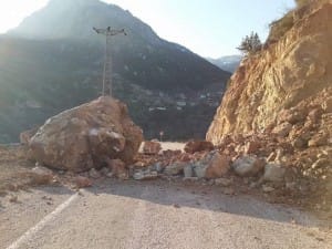 ÇORUM?DA HEYELAN KARGI ?LÇES?NDE YOLA DÜ?EN DEV KAYALAR NEDEN?YLE ?K? KÖYE ULA?IM 7 SAAT BOYUNCA KES?LD? KÖY SAK?N? ?ER?F ERDO?AN: ?YOLDAN GEÇERKEN ÜZER?M?ZE KAYA DÜ?ECEK D?YE KORKUYORUZ? ?YETK?L?LERDEN GEL?P BAKAN YOK, SADECE KEPÇE GEL?P AÇIP G?D?YOR. YARIN NEREDEN GÖÇER K?MSE B?LM?YOR?