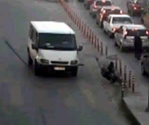 (ÖZEL HABER) MOTOS?KLET SÜRÜCÜSÜ OTOBÜSÜ GÖREMED? TÜRK?YE'N?N DÖRT B?R YANINDA MEYDANA GELEN KAZALAR MOBESE KAMERALARINDA