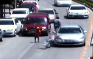 (ÖZEL HABER) MOTOS?KLET SÜRÜCÜSÜ OTOBÜSÜ GÖREMED? TÜRK?YE'N?N DÖRT B?R YANINDA MEYDANA GELEN KAZALAR MOBESE KAMERALARINDA