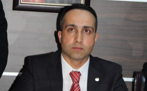 AV. D?NÇER SOLMAZ ADAYLI?INI AÇIKLADI CHP?DEN ÇORUM M?LLETVEK?L? ADAY ADAYI OLAN AV. D?NÇER SOLMAZ; ?ANKARA?DA EL KALDIRIP ?ND?RMEK ?Ç?N DE??L ÜLKEME VE ÇORUM?A H?ZMET ETMEK ?Ç?N ADAYIM? ?B?LG?MLE, B?R?K?M?MLE VE EN ÖNEML?S? GENÇL???MLE BU MÜCADELEN?N BAYRA?INI TA?IMAYA, E?ER ALLAH YAZDI ?SE ULUBATLI HASAN?I OLMAYA ADAYIM?