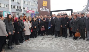AV. D?NÇER SOLMAZ ADAYLI?INI AÇIKLADI CHP?DEN ÇORUM M?LLETVEK?L? ADAY ADAYI OLAN AV. D?NÇER SOLMAZ; ?ANKARA?DA EL KALDIRIP ?ND?RMEK ?Ç?N DE??L ÜLKEME VE ÇORUM?A H?ZMET ETMEK ?Ç?N ADAYIM? ?B?LG?MLE, B?R?K?M?MLE VE EN ÖNEML?S? GENÇL???MLE BU MÜCADELEN?N BAYRA?INI TA?IMAYA, E?ER ALLAH YAZDI ?SE ULUBATLI HASAN?I OLMAYA ADAYIM?