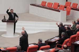 CHP?L? ÖZKES ?LE AK PART??L? KORKMAZ ARASINDA BELAM TARTI?MASI CHP ?STANBUL M?LLETVEK?L? ?HSAN ÖZKES, GENEL KURUL?DA ?BELAM?LAR TÜREM??T?R? ?FADES?N? KULLANINCA GERG?N ANLAR YA?ANDI