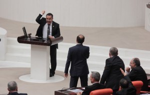 CHP?L? ÖZKES ?LE AK PART??L? KORKMAZ ARASINDA BELAM TARTI?MASI CHP ?STANBUL M?LLETVEK?L? ?HSAN ÖZKES, GENEL KURUL?DA ?BELAM?LAR TÜREM??T?R? ?FADES?N? KULLANINCA GERG?N ANLAR YA?ANDI