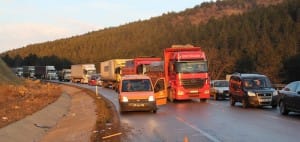 LÜKS C?P ??Ç?LER? TA?IYAN KAMYONETE ÇARPTI: 5 YARALI ÇARPMANIN ETK?S?YLE C?PTE SIKI?AN SÜRÜCÜYÜ KURTARMAK ?Ç?N EK?PLER SEFERBER OLDU KAZAYI GÖREN CHP?L? ORDU M?LLETVEK?L? ARACINDA SIKI?AN SÜRÜCÜYÜ TESELL? ETT?