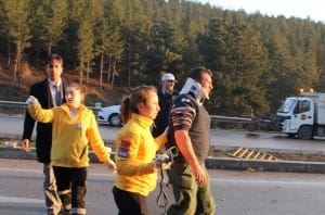 LÜKS C?P ??Ç?LER? TA?IYAN KAMYONETE ÇARPTI: 5 YARALI ÇARPMANIN ETK?S?YLE C?PTE SIKI?AN SÜRÜCÜYÜ KURTARMAK ?Ç?N EK?PLER SEFERBER OLDU KAZAYI GÖREN CHP?L? ORDU M?LLETVEK?L? ARACINDA SIKI?AN SÜRÜCÜYÜ TESELL? ETT?