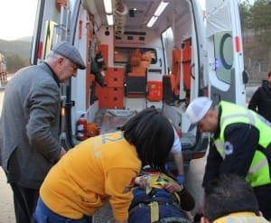 LÜKS C?P ??Ç?LER? TA?IYAN KAMYONETE ÇARPTI: 5 YARALI ÇARPMANIN ETK?S?YLE C?PTE SIKI?AN SÜRÜCÜYÜ KURTARMAK ?Ç?N EK?PLER SEFERBER OLDU KAZAYI GÖREN CHP?L? ORDU M?LLETVEK?L? ARACINDA SIKI?AN SÜRÜCÜYÜ TESELL? ETT?