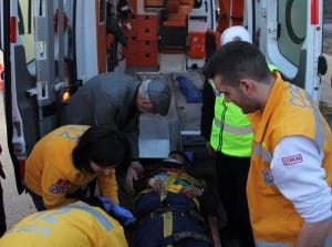 LÜKS C?P ??Ç?LER? TA?IYAN KAMYONETE ÇARPTI: 5 YARALI ÇARPMANIN ETK?S?YLE C?PTE SIKI?AN SÜRÜCÜYÜ KURTARMAK ?Ç?N EK?PLER SEFERBER OLDU KAZAYI GÖREN CHP?L? ORDU M?LLETVEK?L? ARACINDA SIKI?AN SÜRÜCÜYÜ TESELL? ETT?