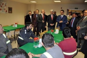 BAKAN ÇEL?K, TOPLU SÖZLE?ME GÖRÜ?MELER?N? UZLA?MAYLA SONUÇLANDIRDI BAKAN ÇEL?K, OLMUKSAN ?LE SELÜLÖZ SEND?KASI ARASINDAK? GÖRÜ?MELERDE DEVREYE G?REREK, GREVE G?D?LMEDEN UZLA?MAYLA SONUÇLANDIRDI ÇALI?MA VE SOSYAL GÜVENL?K BAKANI FARUK ÇEL?K: ?GÜZEL TABLONUN HER YERDE YA?ANMASINI ?ST?YORUM? ???Ç? KARDE??M 15 SENE BEKLEY?P KIDEM TAZM?NATINI ALACA?IM D?YE NE OLUR NE OLMAZ END??ES?N? YA?AMAMASI GEREK?YOR? ?KIDEM TAZM?NATI MESELES? ?HT?LAF OLMAKTAN ÇIKARILMALI VE ??Ç? HAK ETT???N? AY SONUN DA MUTLAKA HESABINDA GÖRMEL??