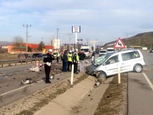PATLAYAN LAST?K FAC?ASI: 5 ÖLÜ LAST??? PATLAYAN OTOMOB?L KAR?IDA ?ER?DE GEÇT? ÖNCE KAMYONA, ARDINDANDA TIR?LA KAFA KAFAYA ÇARPI?TI OTOMOB?L?N KOPAN MOTOR AKSAMI ORTA REFÜJDE BULUNDU