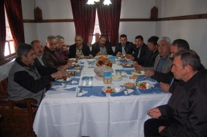 BA?KAN KARATA?, OSMANCIK BELED?YES?N?N FAAL?YETLER?N? DE?ERLEND?RD? ?LÇEDEK? MAHALLE MUHTARLARI ?LE B?R ARAYA GELEN OSMANCIK BELED?YE BA?KANI HAMZA KARATA?; ?OSMANCIK?IN GELECEK 50 YILINA H?TAP EDEN PROJELER? HAYATA GEÇ?R?YORUZ? ?OSMANCIK?I GELECE?E BUGÜNDEN HAZIRLIYORUZ? ??LÇEYE YEN? B?R KENT ESTET??? KAZANDIRACA?IZ? ?HALKIMIZIN DESTE??NE M?NNETTARIZ?