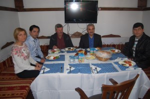 BA?KAN KARATA?, OSMANCIK BELED?YES?N?N FAAL?YETLER?N? DE?ERLEND?RD? ?LÇEDEK? MAHALLE MUHTARLARI ?LE B?R ARAYA GELEN OSMANCIK BELED?YE BA?KANI HAMZA KARATA?; ?OSMANCIK?IN GELECEK 50 YILINA H?TAP EDEN PROJELER? HAYATA GEÇ?R?YORUZ? ?OSMANCIK?I GELECE?E BUGÜNDEN HAZIRLIYORUZ? ??LÇEYE YEN? B?R KENT ESTET??? KAZANDIRACA?IZ? ?HALKIMIZIN DESTE??NE M?NNETTARIZ?