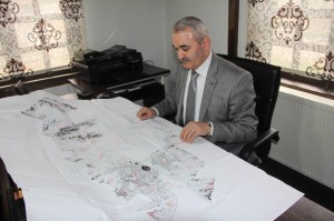 BA?KAN KARATA?, OSMANCIK BELED?YES?N?N FAAL?YETLER?N? DE?ERLEND?RD? ?LÇEDEK? MAHALLE MUHTARLARI ?LE B?R ARAYA GELEN OSMANCIK BELED?YE BA?KANI HAMZA KARATA?; ?OSMANCIK?IN GELECEK 50 YILINA H?TAP EDEN PROJELER? HAYATA GEÇ?R?YORUZ? ?OSMANCIK?I GELECE?E BUGÜNDEN HAZIRLIYORUZ? ??LÇEYE YEN? B?R KENT ESTET??? KAZANDIRACA?IZ? ?HALKIMIZIN DESTE??NE M?NNETTARIZ?