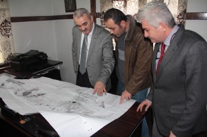 BA?KAN KARATA?, OSMANCIK BELED?YES?N?N FAAL?YETLER?N? DE?ERLEND?RD? ?LÇEDEK? MAHALLE MUHTARLARI ?LE B?R ARAYA GELEN OSMANCIK BELED?YE BA?KANI HAMZA KARATA?; ?OSMANCIK?IN GELECEK 50 YILINA H?TAP EDEN PROJELER? HAYATA GEÇ?R?YORUZ? ?OSMANCIK?I GELECE?E BUGÜNDEN HAZIRLIYORUZ? ??LÇEYE YEN? B?R KENT ESTET??? KAZANDIRACA?IZ? ?HALKIMIZIN DESTE??NE M?NNETTARIZ?