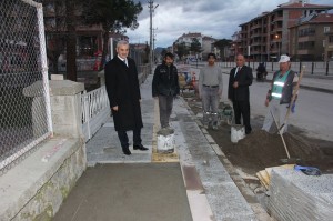 BA?KAN KARATA?, OSMANCIK BELED?YES?N?N FAAL?YETLER?N? DE?ERLEND?RD? ?LÇEDEK? MAHALLE MUHTARLARI ?LE B?R ARAYA GELEN OSMANCIK BELED?YE BA?KANI HAMZA KARATA?; ?OSMANCIK?IN GELECEK 50 YILINA H?TAP EDEN PROJELER? HAYATA GEÇ?R?YORUZ? ?OSMANCIK?I GELECE?E BUGÜNDEN HAZIRLIYORUZ? ??LÇEYE YEN? B?R KENT ESTET??? KAZANDIRACA?IZ? ?HALKIMIZIN DESTE??NE M?NNETTARIZ?