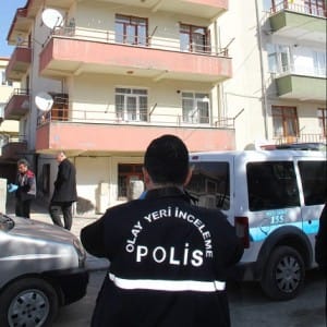 L?SEL? GENÇ, SEVD??? KIZIN ANNES?N? VURDU