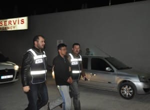 SEVD??? KIZIN ANNES?N? VURAN L?SEL? GENÇ YAKALANDI ALACA ?LÇES?NDE YAKALANAN GENÇ, SA?LIK KONTROLÜNDEN GEÇ?R?LD?KTEN SONRA EMN?YET MÜDÜRLÜ?ÜNE GÖTÜRÜLDÜ