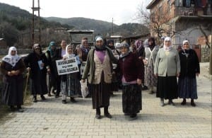 KÖYLÜ KADINLAR SA?LIKLI HAYAT ?Ç?N YÜRÜDÜ KARGI TOPLUM SA?LI?I MERKEZ??NDE GÖREVL? HEM??RE EDA SEZEN, ?YÜRÜYÜ?, KORONER KALP HASTALI?I VE FELÇ R?SK?N? DE AZALTIYOR?