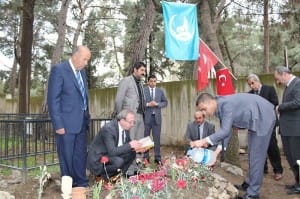 BA?KAN ?AH?NER, FIRAT ÇAKIRO?LU MEZARI'NI Z?YARET ETT?
