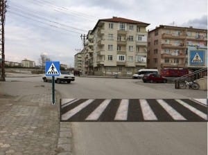 ?LÇE HALKI TA?KÖPRÜ'YE YAYA GEÇ?D? VE UYARICI LEVHALAR ?ST?YOR