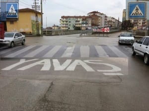 ?LÇE HALKI TA?KÖPRÜ'YE YAYA GEÇ?D? VE UYARICI LEVHALAR ?ST?YOR