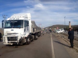 PATLAYAN LAST?K FAC?ASI: 5 ÖLÜ LAST??? PATLAYAN OTOMOB?L KAR?IDA ?ER?DE GEÇT? ÖNCE KAMYONA, ARDINDANDA TIR?LA KAFA KAFAYA ÇARPI?TI OTOMOB?L?N KOPAN MOTOR AKSAMI ORTA REFÜJDE BULUNDU