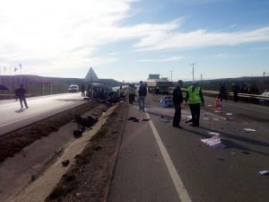 PATLAYAN LAST?K FAC?ASI: 5 ÖLÜ LAST??? PATLAYAN OTOMOB?L KAR?IDA ?ER?DE GEÇT? ÖNCE KAMYONA, ARDINDANDA TIR?LA KAFA KAFAYA ÇARPI?TI OTOMOB?L?N KOPAN MOTOR AKSAMI ORTA REFÜJDE BULUNDU