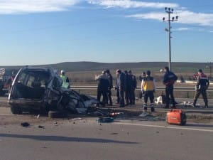 PATLAYAN LAST?K FAC?ASI: 5 ÖLÜ LAST??? PATLAYAN OTOMOB?L KAR?IDA ?ER?DE GEÇT? ÖNCE KAMYONA, ARDINDANDA TIR?LA KAFA KAFAYA ÇARPI?TI OTOMOB?L?N KOPAN MOTOR AKSAMI ORTA REFÜJDE BULUNDU