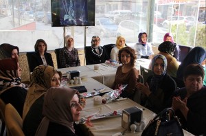 BEK?RO?LU, KADINLARLA KAHVALTIDA B?R ARAYA GELD? AK PART? ÇORUM ?L BA?KANI RUM? BEK?RO?LU?NUN E?? RUZ?N BEK?RO?LU; ?KADINLAR, TOPLUMU ?LER?YE TA?IYAN SOSYAL D?NAM???N TEMEL KAYNA?I? VAL? AHMET KARA?NIN E?? MESUDE KARA; ?KADININ YOK SAYILDI?I B?R TOPLULU?U MEDEN?YET ÖLÇÜLER? ÇERÇEVES?NDE DE?ERLEND?RMEK MÜMKÜN DE??L?