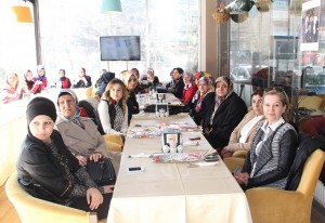 BEK?RO?LU, KADINLARLA KAHVALTIDA B?R ARAYA GELD? AK PART? ÇORUM ?L BA?KANI RUM? BEK?RO?LU?NUN E?? RUZ?N BEK?RO?LU; ?KADINLAR, TOPLUMU ?LER?YE TA?IYAN SOSYAL D?NAM???N TEMEL KAYNA?I? VAL? AHMET KARA?NIN E?? MESUDE KARA; ?KADININ YOK SAYILDI?I B?R TOPLULU?U MEDEN?YET ÖLÇÜLER? ÇERÇEVES?NDE DE?ERLEND?RMEK MÜMKÜN DE??L?