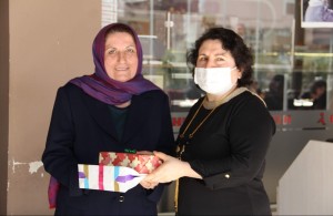 BEK?RO?LU, KADINLARLA KAHVALTIDA B?R ARAYA GELD? AK PART? ÇORUM ?L BA?KANI RUM? BEK?RO?LU?NUN E?? RUZ?N BEK?RO?LU; ?KADINLAR, TOPLUMU ?LER?YE TA?IYAN SOSYAL D?NAM???N TEMEL KAYNA?I? VAL? AHMET KARA?NIN E?? MESUDE KARA; ?KADININ YOK SAYILDI?I B?R TOPLULU?U MEDEN?YET ÖLÇÜLER? ÇERÇEVES?NDE DE?ERLEND?RMEK MÜMKÜN DE??L?