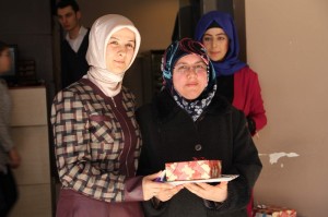 BEK?RO?LU, KADINLARLA KAHVALTIDA B?R ARAYA GELD? AK PART? ÇORUM ?L BA?KANI RUM? BEK?RO?LU?NUN E?? RUZ?N BEK?RO?LU; ?KADINLAR, TOPLUMU ?LER?YE TA?IYAN SOSYAL D?NAM???N TEMEL KAYNA?I? VAL? AHMET KARA?NIN E?? MESUDE KARA; ?KADININ YOK SAYILDI?I B?R TOPLULU?U MEDEN?YET ÖLÇÜLER? ÇERÇEVES?NDE DE?ERLEND?RMEK MÜMKÜN DE??L?