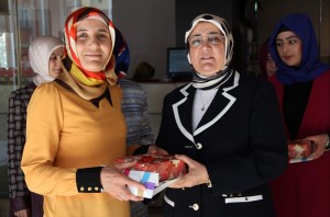 BEK?RO?LU, KADINLARLA KAHVALTIDA B?R ARAYA GELD? AK PART? ÇORUM ?L BA?KANI RUM? BEK?RO?LU?NUN E?? RUZ?N BEK?RO?LU; ?KADINLAR, TOPLUMU ?LER?YE TA?IYAN SOSYAL D?NAM???N TEMEL KAYNA?I? VAL? AHMET KARA?NIN E?? MESUDE KARA; ?KADININ YOK SAYILDI?I B?R TOPLULU?U MEDEN?YET ÖLÇÜLER? ÇERÇEVES?NDE DE?ERLEND?RMEK MÜMKÜN DE??L?