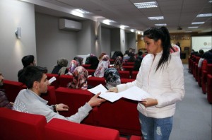(ÖZEL HABER) HAYATI PAYLA?MANIN ÖNÜNDEK? ENGEL KALDIRILACAK ÇORUM?DA, ENGELL? B?REYLER?N TOPLUMLA BÜTÜNLE?MES?N?N ÖNÜNDEK? ENGELLER?N KALDIRILMASI ?Ç?N ÇALI?MA BA?LATILDI TÜRK?YE?DE B?R ?LK OLACAK PROJEYLE HEM ENGELL? B?REYLER?N YA?AM STANDARTLARININ YÜKSELT?LMES?NE KATKI SUNULACAK HEM DE ENGELL? B?REYLER?N DI?INDA GEÇ?C? ENGELL?L?K YA?AYANLARLA, YA?LI VE ÇOCUKLU BAYANLARINDA HAYATLARI KOLAYLA?TIRILARAK KENTTE DAHA RAHAT DOLA?MALARINA ?MKAN SA?LANACAK ENGELL? Ö?RENC? B?R?M? KOORD?NATÖRÜ YRD.DOÇ. DR. NUR ?AT: ?ENGELL?LER? EVE HAPSEDEN B?R TOPLUMUZ, ENGELL?LER?M?Z DI?ARI ÇIKMASINLAR DI?ARIDAK? FAAL?YETLERE KATILMASINLAR G?B? B?R TUTUM ?ÇER?S?NDEY?Z, B?Z BU PROJEYLE ONLARIN SOKA?A ÇIKMASINI VE ONLARLA B?RL?KTE YA?AMAYI ?ST?YORUZ? ÇORUM ENGEL HAR?TASI PROJES? SORUMLULARINDAN FEN EDEB?YAT FAKÜLTES? ARA?TIRMA GÖREVL?S? TU?ÇE GÖVER: ?ÇÖZÜM ÜRETEMEYEN ?NSANLARIN DA PROBLEM?N B?R PARÇASI OLMASINI ?STEM?YORUM?