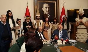 HUTTU?A HEYET? MECL?STE ÇORUM BO?AZKALE KAYMAKAMLI?I VE BELED?YE BA?KANLI?I KOORD?NES?NDE "KAD?M ANADOLU BA?KENT? HATTU?A'DAN MODERN ÇA?IN BA?KENT? ANKARA'YA" SLOGANIYLA TUR?ZM HAFTASI ETK?NL?KLER? ÖNCES?NDE BA?KENT ANKARA'YI HATTU?A'YA DAVET ETMEK ÜZERE ANKARA'YA GELEN HATTU?A HEYET? MECL?S? Z?YARET ETT? MECL?S ?DARE AM?R? ÇORUM M?LLETVEK?L? SAL?M USLU: ?S?YASET ?LE KÜLTÜRÜ B?RB?R?NDEN AYIRMADAN, UYUM ?Ç?NDE B?R ÇALI?MA YAPMAMIZ HAL?NDE ÇORUM?UN TUR?ZM POTANS?YEL?NDEN HAK ETT??? ?MKANLARI B?RAN ÖNCE KULLANAB?LECE??NE ?NANIYORUZ, YEN? DÖNEMDE HATTU?A ?SM?NE DÖNÜLMES? KONUSUNDA DESTE??N?ZE ?HT?YACIMIZ VAR? MHP GRUP BA?KANVEK?L? OKTAY VURAL: ?TUR?ZM AÇISINDAN YAPTI?IMIZ BU ÇALI?MALAR B?Z?M NASIL B?R MEDEN?YETE SAH?P OLDU?UMUZU, NASIL BURAYI VATANLA?TIRDI?IMIZIN KIYMET?N?N B?L?NMES? AÇISINDAN ÇOK ÖNEML?, BO?AZKÖY, BO?AZKALE BUNLAR DA GÜZEL ?S?MLER? AK PART? GRUP BA?KANVEK?L? NAC? BOSTANCI: ?GELECEK DÖNEMDE BU YÖNDE ÖNEML? B?R ADIM OLARAK ?N?ALLAH HATTU?A ?SM? KONULUR ORAYA?