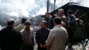 KAYMAKAM GÜRSOY'DAN EV? YANAN A?LELERE Z?YARET KARAÇUKUR KÖYÜNDEK? YANGININ ?ZLER? GÜN A?IRINCA ORTAYA ÇIKTI