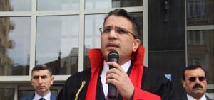 ÇORUM?DA YARGI MENSUPLARI SAVCI K?RAZ?A YAPILAN HA?N SALDIRIYI KINADI CUMHUR?YET BA?SAVCISI ÖMER FARUK YURDAGÜL, ADL?YE SARAYI ÖNÜNDE BASIN AÇIKLAMASI YAPTI DUA SIRASINDA B?R KADIN HAK?M GÖZYA?LARINA HAK?M OLAMADI CUMHUR?YET BA?SAVCISI ÖMER FARUK YURDAGÜL: ?BASKI, TEHD?T, YILDIRMA, KORKUTMA TAKT?KLER?NE VEYA EYLEMLER?NE MARUZ KALSAK DA ASLA YILMADAN GÖREV?M?Z?N GERE??N? YAPMAYA, SUÇLULULARIN HAK ETT?KLER? CEZALARI ALMALARI ?Ç?N, MA?DURLARIN GÖZYA?LARINI D?ND?RMEK ?Ç?N ÜZER?M?ZE DÜ?EN? YAPMAYA HAZIRIZ? ?B?ZLER ?NT?KAM NARALARI ATACAK DE??L?Z, HUKUK ÇERÇEVES?NDE HERKES?N HAK ETT???, MÜSTAHAK OLDU?U CEZAYA U?RAMASI ?Ç?N GEREKENLER? YAPMAK HEP?M?Z?N GÖREV??