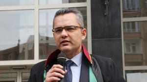 ÇORUM?DA YARGI MENSUPLARI SAVCI K?RAZ?A YAPILAN HA?N SALDIRIYI KINADI CUMHUR?YET BA?SAVCISI ÖMER FARUK YURDAGÜL, ADL?YE SARAYI ÖNÜNDE BASIN AÇIKLAMASI YAPTI DUA SIRASINDA B?R KADIN HAK?M GÖZYA?LARINA HAK?M OLAMADI CUMHUR?YET BA?SAVCISI ÖMER FARUK YURDAGÜL: ?BASKI, TEHD?T, YILDIRMA, KORKUTMA TAKT?KLER?NE VEYA EYLEMLER?NE MARUZ KALSAK DA ASLA YILMADAN GÖREV?M?Z?N GERE??N? YAPMAYA, SUÇLULULARIN HAK ETT?KLER? CEZALARI ALMALARI ?Ç?N, MA?DURLARIN GÖZYA?LARINI D?ND?RMEK ?Ç?N ÜZER?M?ZE DÜ?EN? YAPMAYA HAZIRIZ? ?B?ZLER ?NT?KAM NARALARI ATACAK DE??L?Z, HUKUK ÇERÇEVES?NDE HERKES?N HAK ETT???, MÜSTAHAK OLDU?U CEZAYA U?RAMASI ?Ç?N GEREKENLER? YAPMAK HEP?M?Z?N GÖREV??