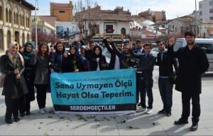 ÜN?VERS?TE Ö?RENC?LER? GÜL DA?ITTI