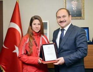 BA?KAN EYVAZ?DAN BA?ARILI SPORCU?YA ÖDÜL